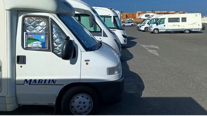 Primeras autocaravanas concentradas en Telde el viernes para manifestarse este sábado en Las Palmas de Gran Canaria y Arucas. / AH Primeras autocaravanas concentradas en Telde el viernes para manifestarse este sábado en Las Palmas de Gran Canaria y Arucas. / AH