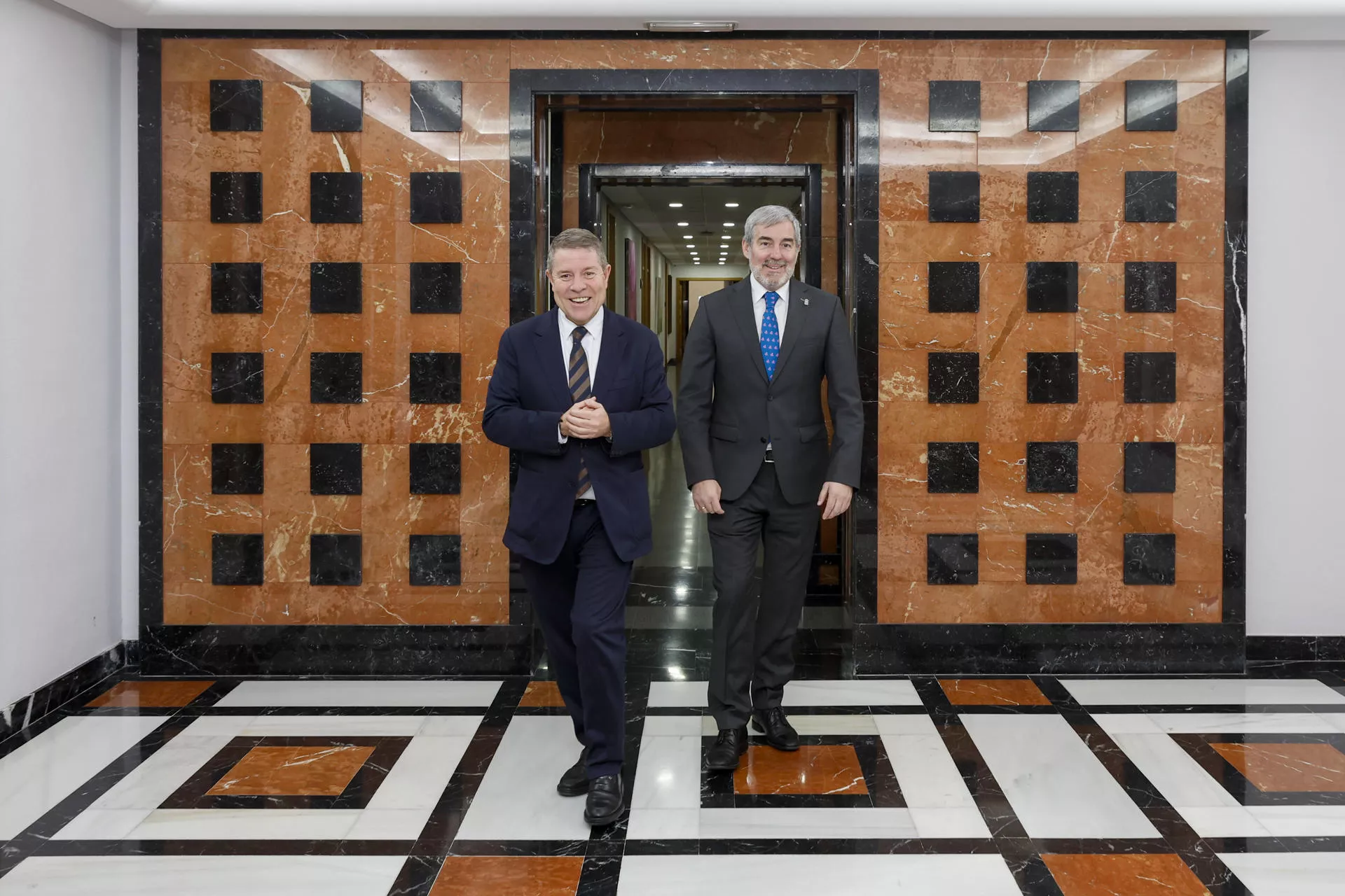 El reparto de menores migrantes despierta de nuevo una guerra entre comunidades autónomas. En la imagen, Emiliano García Page y Fernando Clavijo , este viernes, en Gran Canaria. / ELVIRA URQUIJO A.-EFE