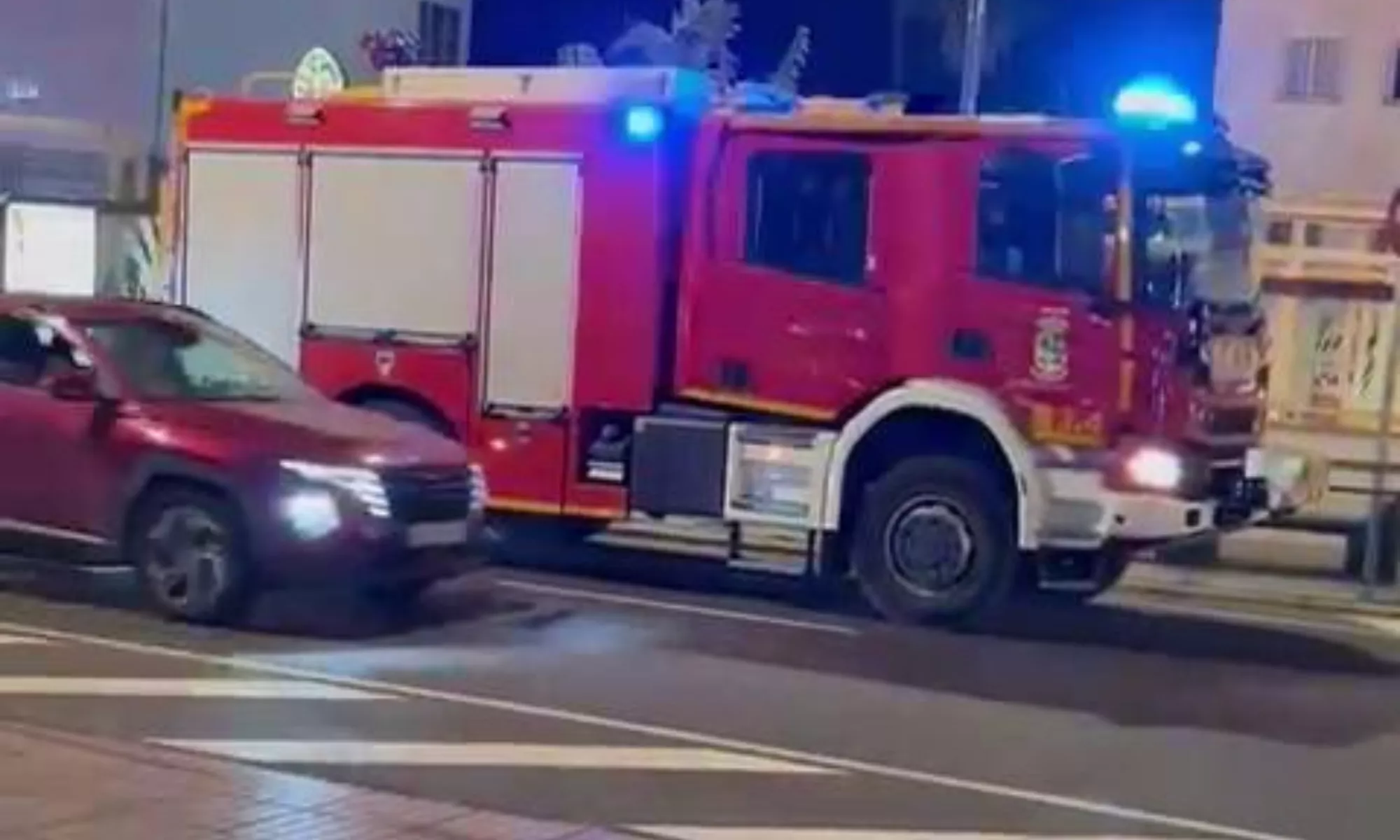 Los bomberos acudiendo a un incendio en Gran Canaria. / AH