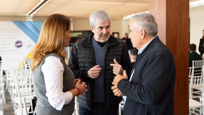 Clavijo (c), la presidenta del Cabildo de Fuerteventura, Lola Garcia (i) y el diputado del Parlamento de Canarias Mario Cabrera(d). / EFE - CARLOS DE SAÁ