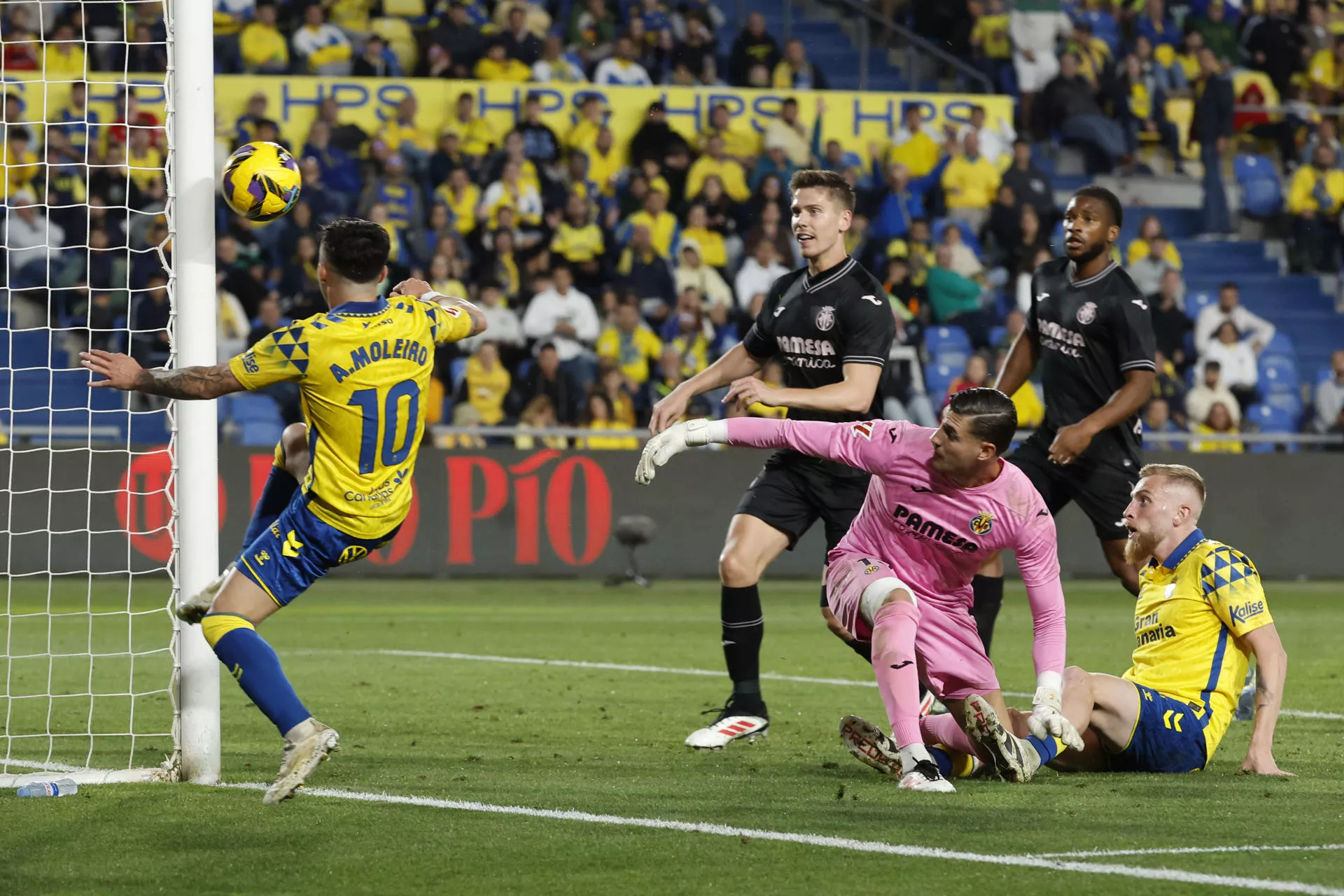 El jugador de Las Palmas Moleiro (i) y el portero del Villarreal Diego Conde (c), durante el partido de LaLiga de fútbol que la UD Las Palmas y el Villarreal CF han disputado este sábado en el estadio Gran Canaria. / EFE - ELVIRA URQUIJO A.