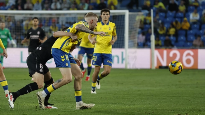 El jugador de la UD Las Palmas Mc Burnie (d) y el del Villarreal Foyth (i) durante el partido que ambos equipos disputaron este sábado en el estadio de Gran Canaria. / EFE - ELVIRA URQUIJO A. El jugador de la UD Las Palmas Mc Burnie (d) y el del Villarreal Foyth (i) durante el partido que ambos equipos disputaron este sábado en el estadio de Gran Canaria. / EFE - ELVIRA URQUIJO A.