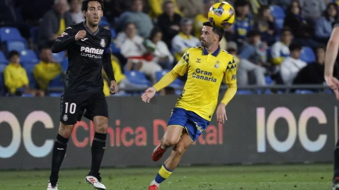El centrocampista de la UD Las Palmas Javi Muñoz (d) se escapa de Dani Parejo, del Villarreal, durante el partido de LaLiga de fútbol que la UD Las Palmas y el Villarreal CF disputan este sábado en el estadio Gran Canaria. / EFE - ELVIRA URQUIJO A. El centrocampista de la UD Las Palmas Javi Muñoz (d) se escapa de Dani Parejo, del Villarreal, durante el partido de LaLiga de fútbol que la UD Las Palmas y el Villarreal CF disputan este sábado en el estadio Gran Canaria. / EFE - ELVIRA URQUIJO A.