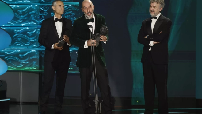El cine canario brilla en los Goya con ‘Mariposas negras’ y ‘Cafuné’. En la imagen, en el centro, David Baute agradece el galardón a 'Mariposas negras'. / JULIO MUÑOZ-EFE