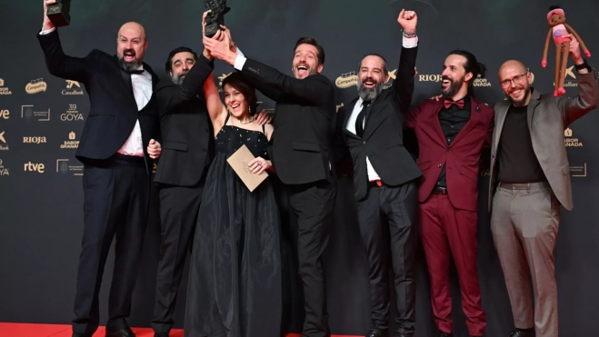 Damián Perea, en el centro, celebra el premio para 'Cafuné' con el resto de productores del corto. / 