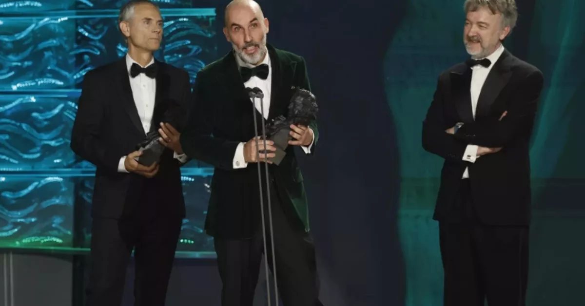 El cine canario brilla en los Goya con ‘Mariposas negras’ y ‘Cafuné’. En la imagen, en el centro, David Baute agradece el galardón a 'Mariposas negras'. / JULIO MUÑOZ-EFE
