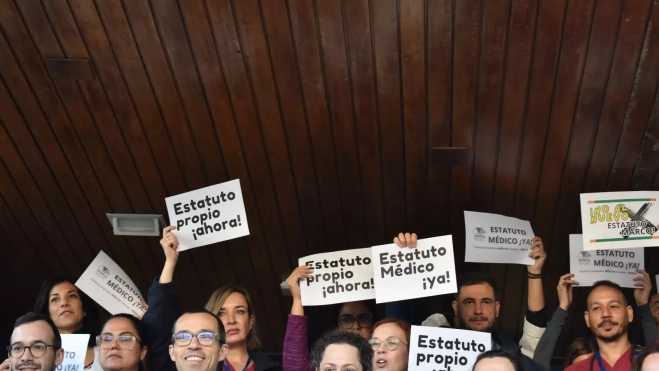 Concentración de médicos en el Hospital Universitario Nuestra Señora de Candelaria. / AH-Beatriz Ramírez López