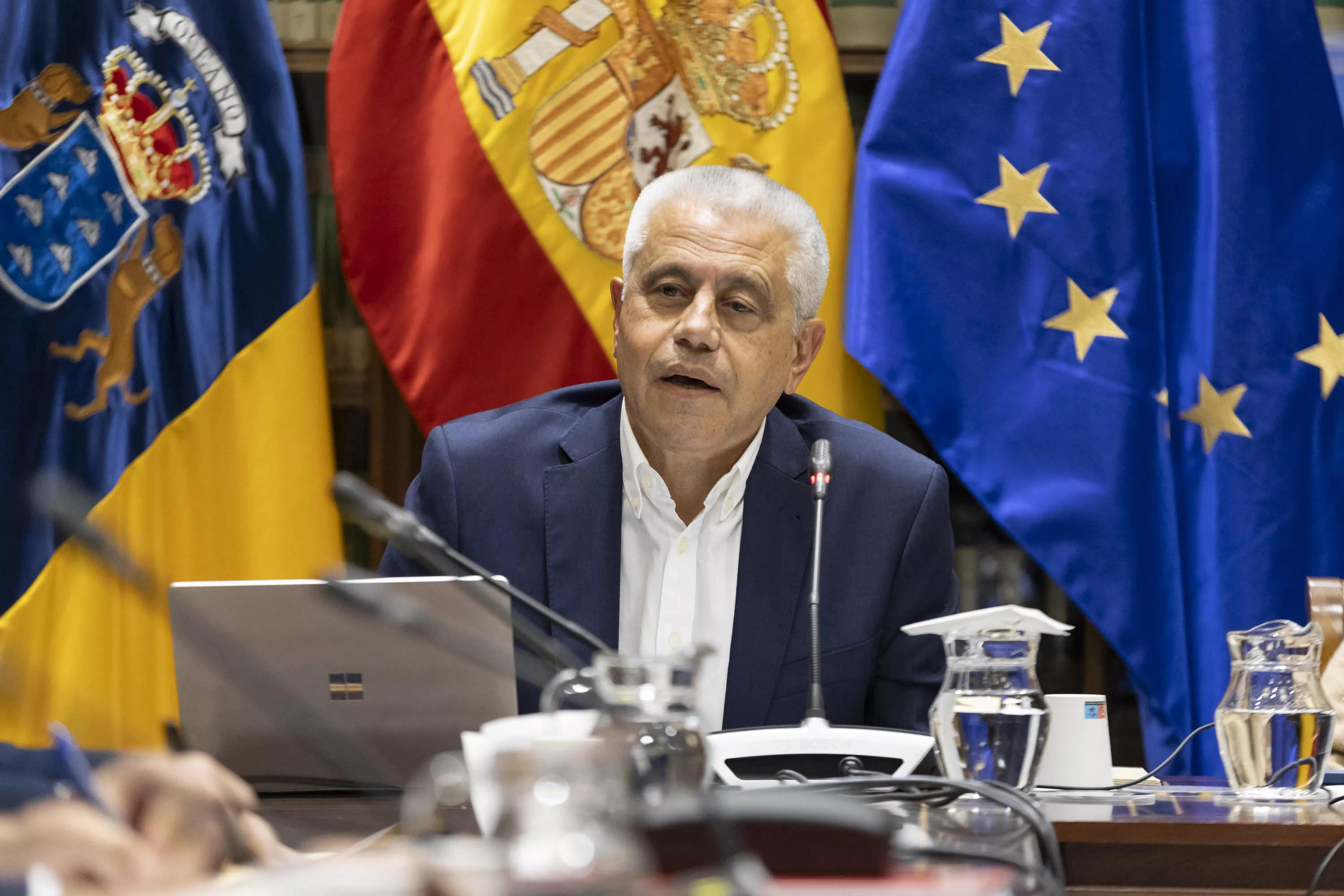 El licenciado en Ciencias Económicas y Empresariales Fermín Delgado ha comparecido este lunes en la comisión del Parlamento de Canarias que analiza la revisión del Régimen Económico Fiscal. / MIGUEL BARRETO-EFE