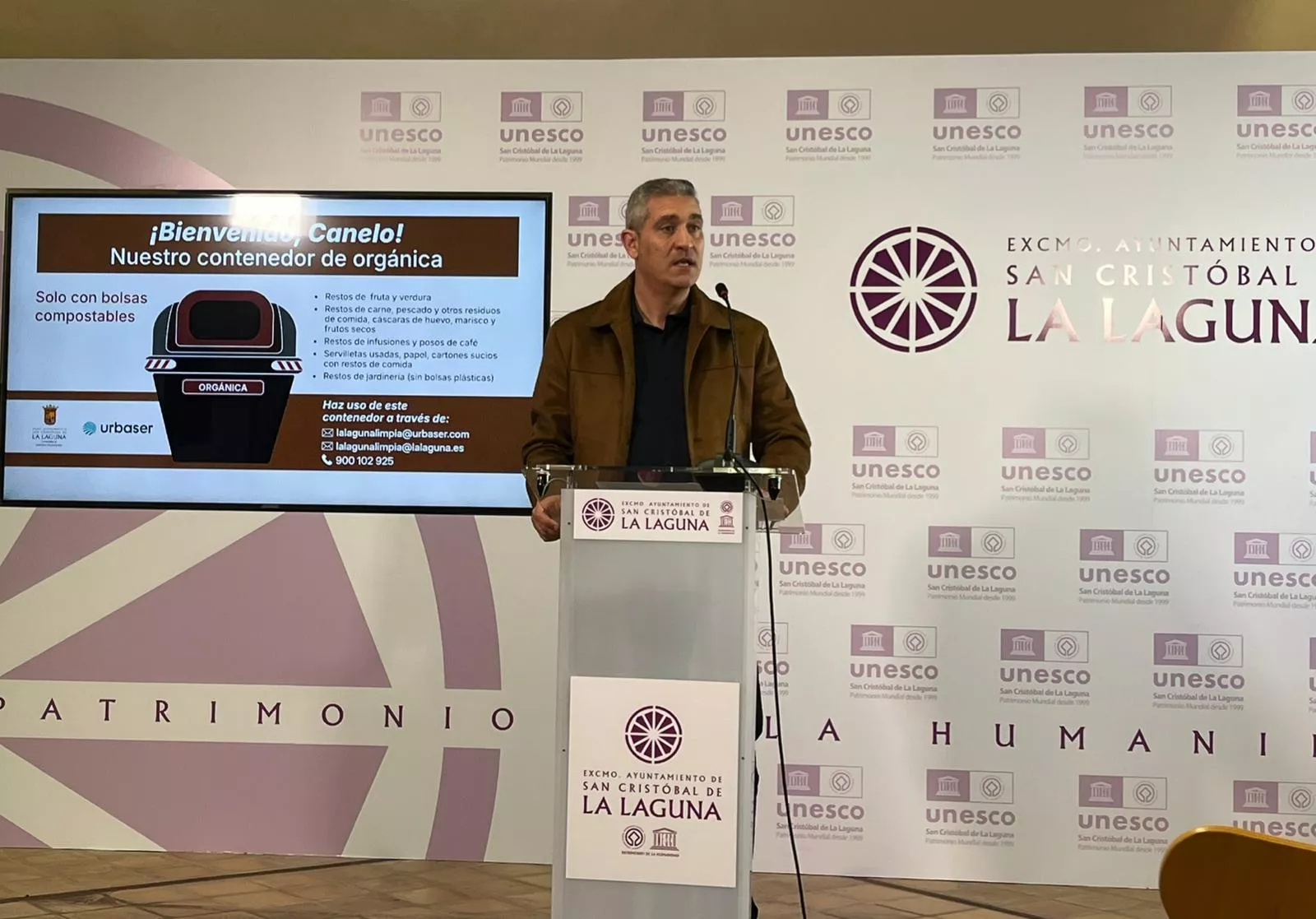 El concejal de Servicios Municipales del Ayuntamiento de La Laguna, Fran Hernández presentando el contenedor de residuos orgánicos