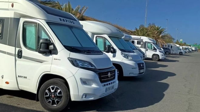 Un grupo de autocaravanas aparcadas en Telde, antes de salir hacia Las Palmas de Gran Canaria para participar en la manifestación. / AH
