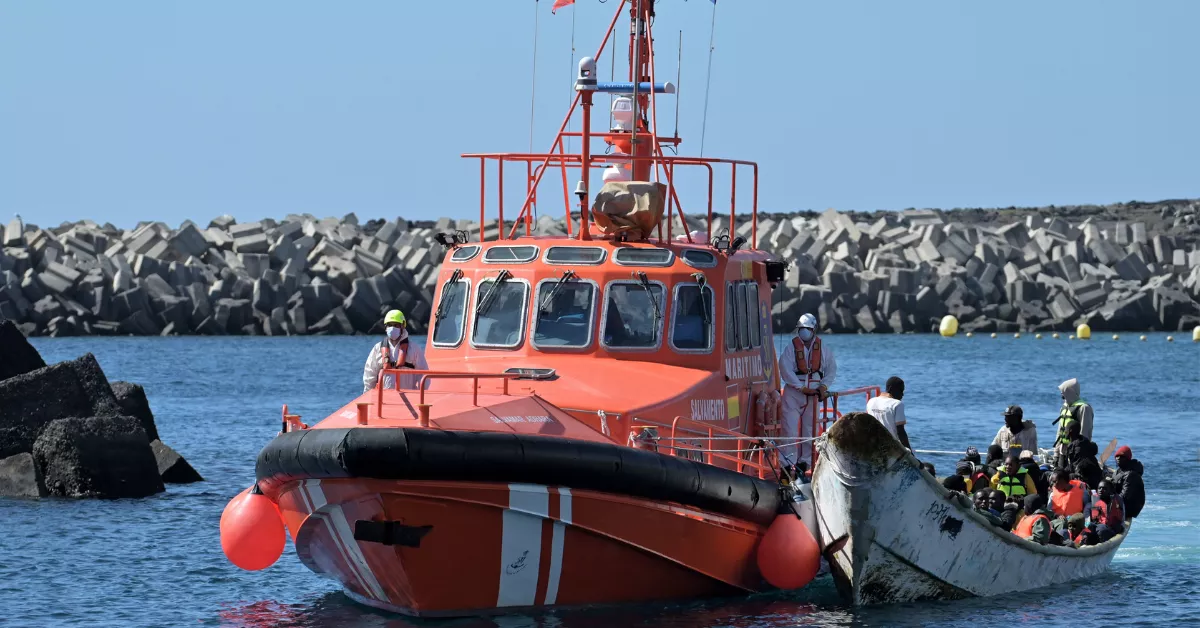 Salvamento Marítimo acompañando a una embarcación hasta La Restinga, en El Hierro / EFE