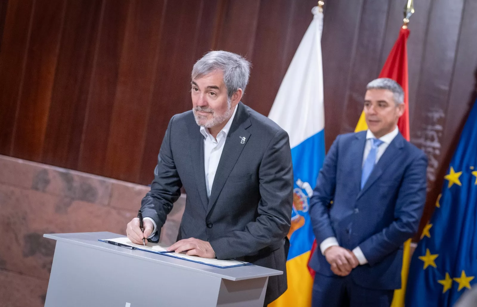 Fernando Clavijo, presidente de Canarias, firma el convenio con cuatro bancos para financiar a ganaderos y agricultores. A su espalda, el consejero del área, Narvay Quintero./ GOBCAN