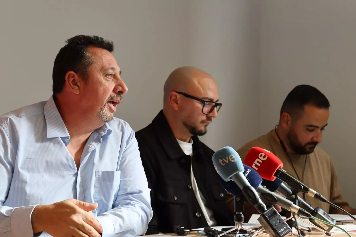 De izquierda a derecha: los sindicalistas de Comisiones Obreras  Francisco Javier Velasco Rodríguez, Borja Suárez y Carlos Castillo. / ATLÁNTICO HOY