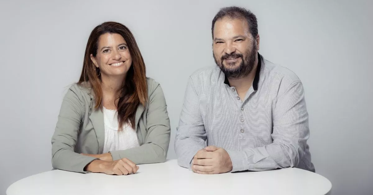 Andrea Cabrera Kñallinsky y Aldo García Arias, en una imagen promocional de 'Parabere', finalista del premio de novela Café Gijón 2024. / AH