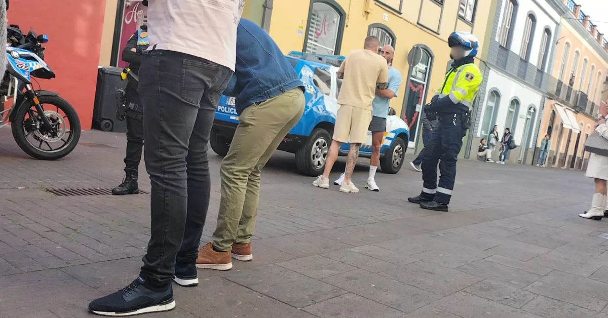 Secuaces del presunto agresor de un comensal del restaurante Tasca El Obispado de La Laguna, retenidos por la Policía Local./ AH