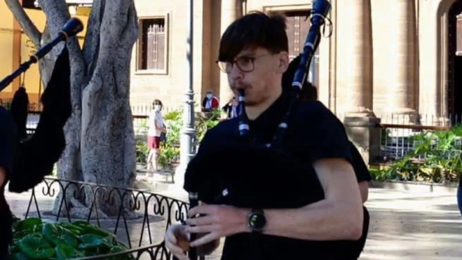 Sergio Aneiros, con la banda gaiteros en un acto en Gáldar, víctima de una patada mortal que llega ahora a juicio en Las Palmas de Gran Canaria. / AH