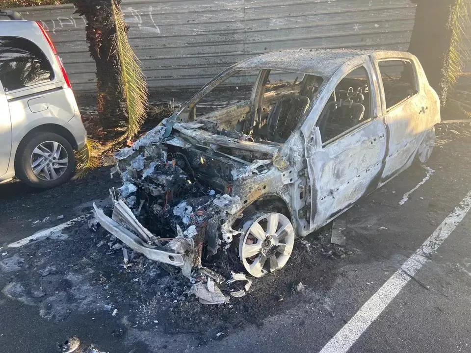 Coche quemado en Los Cristianos. /Ayuntamiento de Arona