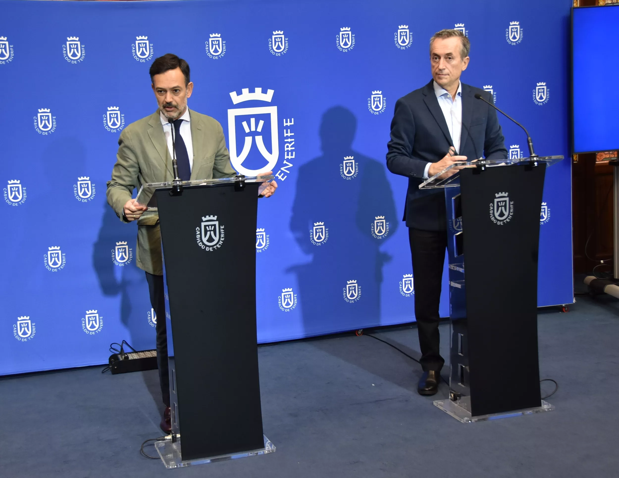 El vicepresidente primero del Cabildo de Tenerife y consejero de Turismo, Lope Afonso y el vicepresidente segundo, José Miguel Ruano. / CABILDO DE TENERIFE