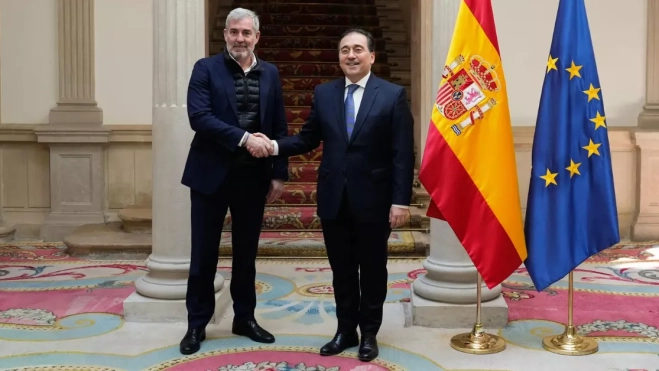 José Manuel Albares, ministro de Exteriores, junto a Fernando Clavijo / EFE