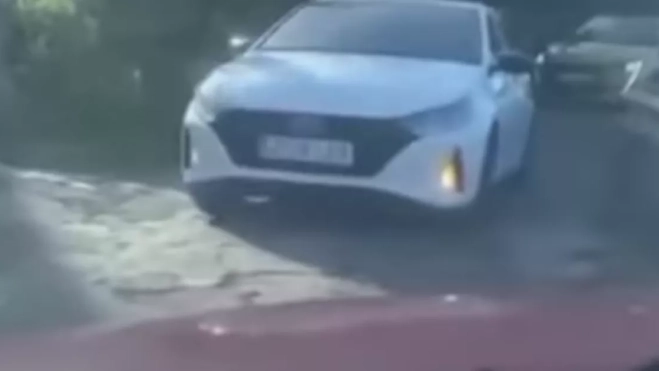 Atasco en el acceso a El Bollullo. / IMAGEN DE LA RED