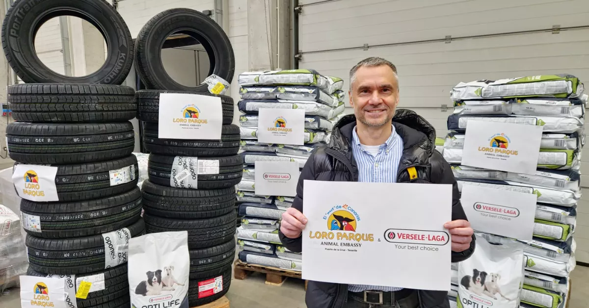 Tomasz Kaczmarek, Area Sales Manager de Versele Laga en Polonia, con los materiales de la donación./ CEDIDA