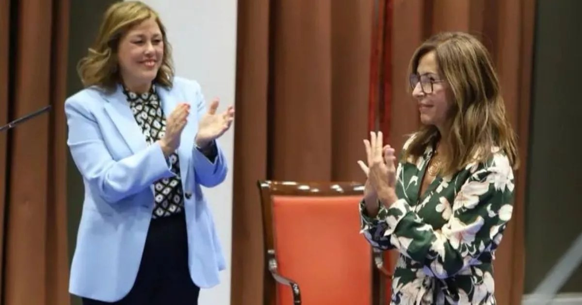 La presidenta del Parlamento de Canarias, Astrid Pérez, con la Diputado del Común, Dolores Padrón, durante el acto celebrado por el 40 aniversario de la institución. / AH