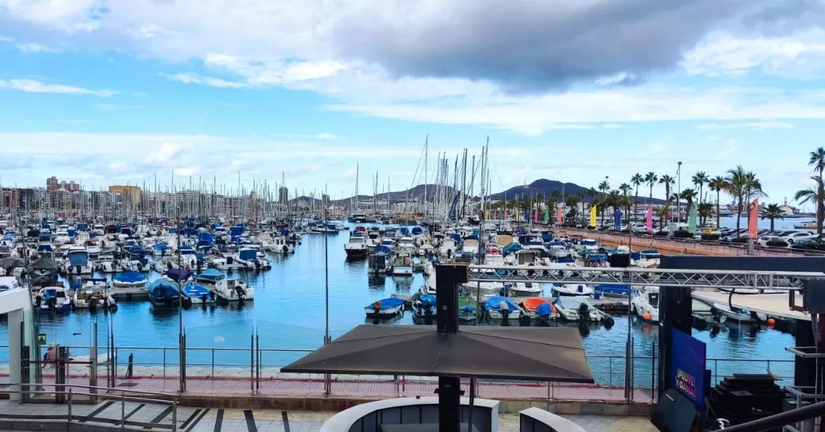 El Muelle Deportivo visto desde el Centro Comercial Sotavento, con sus embarcaciones de recreo, que ahora se podrán alquilar con fines comerciales. / AH