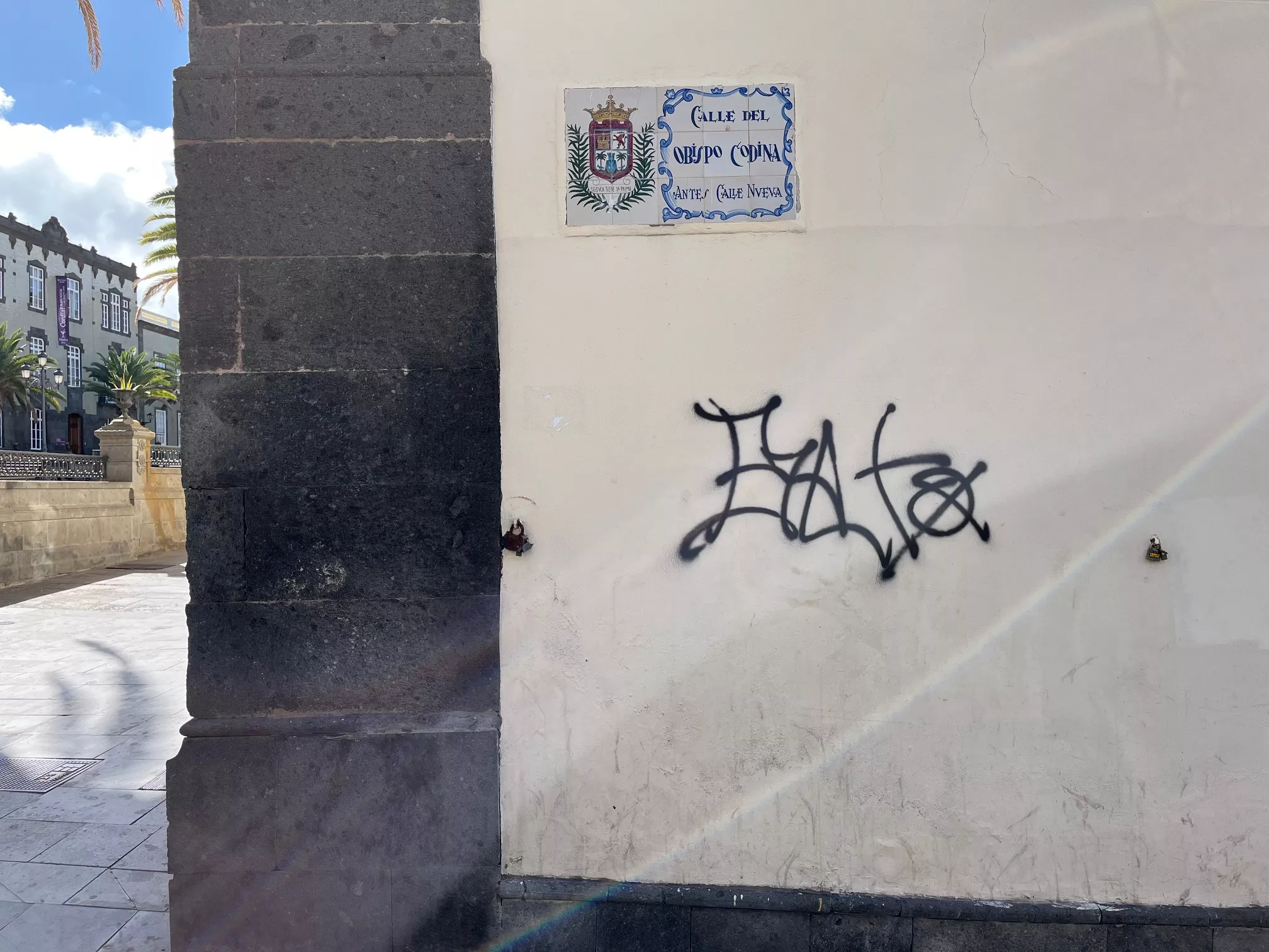 Imagen de una de los graffitis de Vegueta justo en la esquina de la Plaza de Santa Ana el 12 de febrero de 2025. / AH