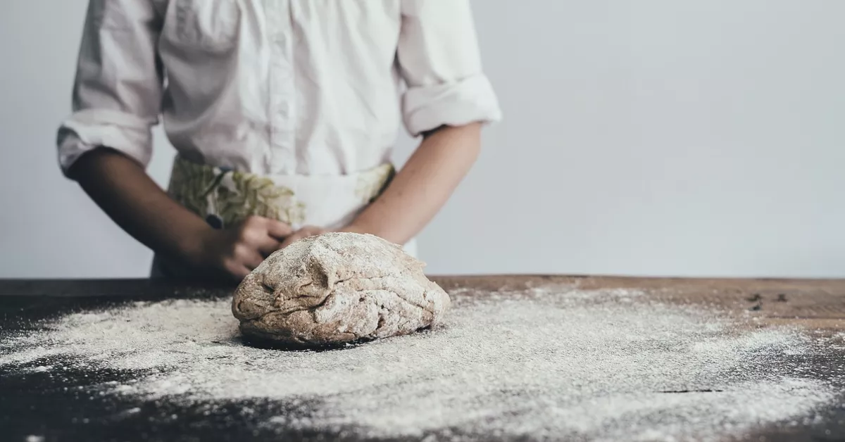 Imagen de una persona trabajando en una panadería / PIXABAY