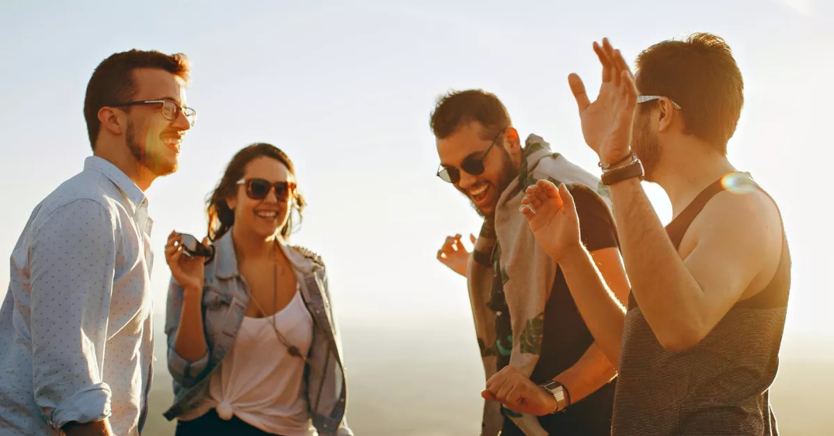 Imagen de un grupo de amigos riendo / PEXELS