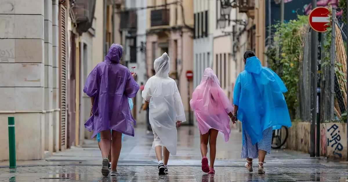 Imagen de personas caminando bajo la lluvia / EFE 
