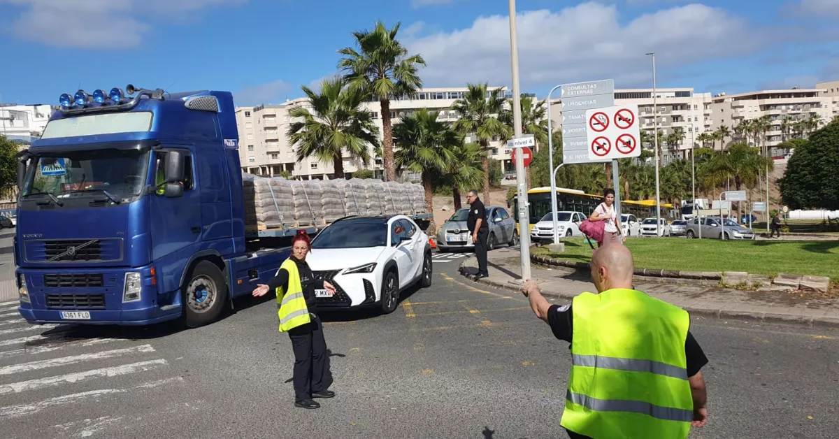 Un camión se queda sin embrague en el Doctor Negrín, bloquea las guaguas y colapsa el complejo./ CEDIDA