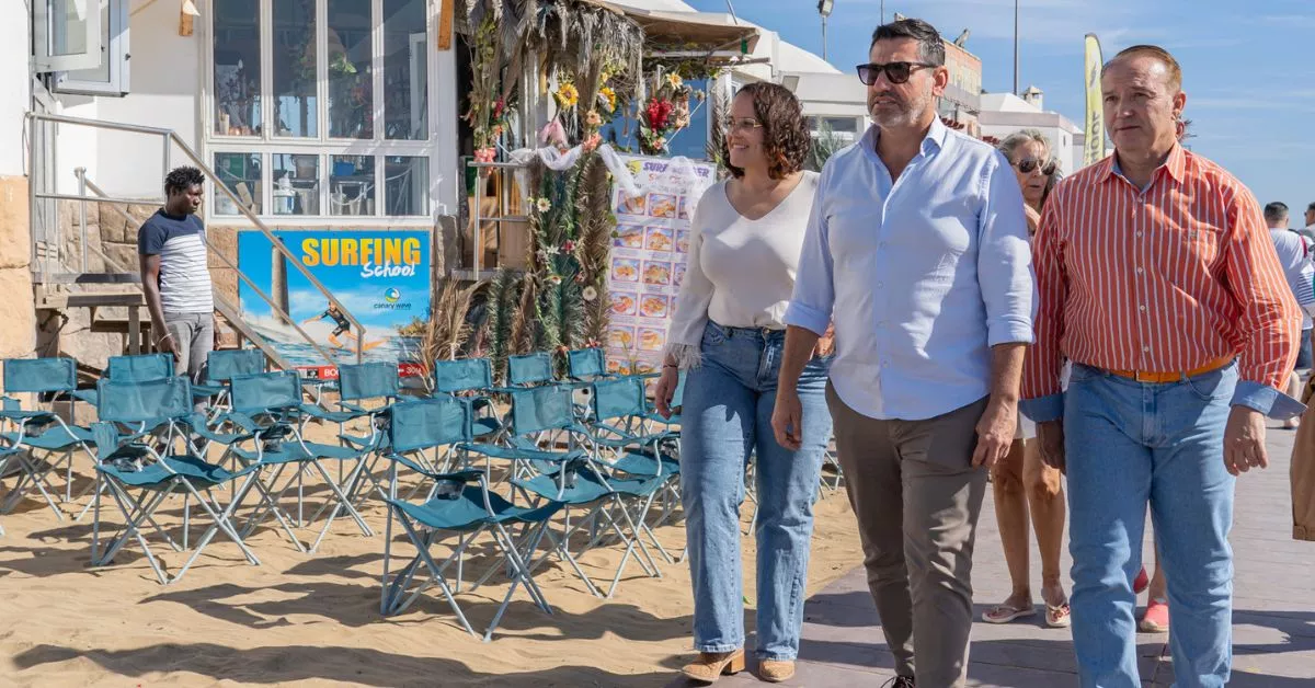 Alejandro Marichal y Davinia Ramírez visitan las terrazas situadas a pie de playa en Maspalomas. / AH