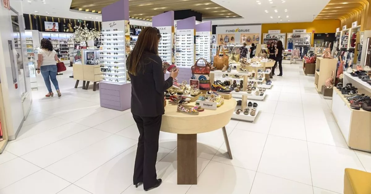 Una empleada de Fund Grube coloca unos zapatos en una de las tiendas de la compañía en Canarias. / AH