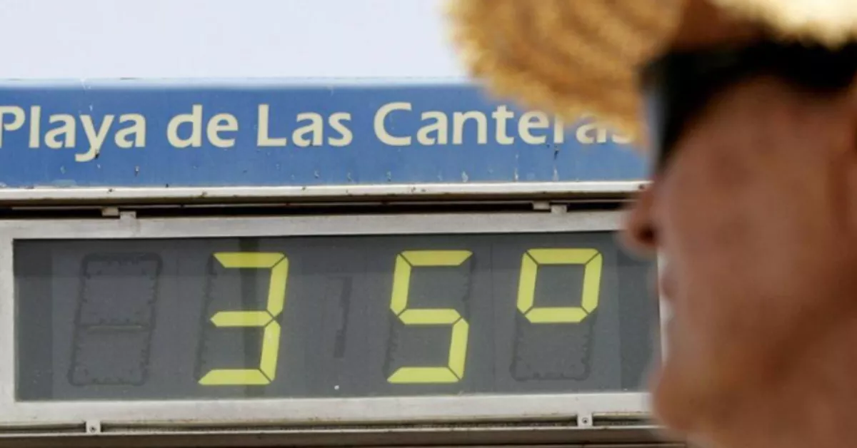 Imagen de un termómetro de Las Canteras / EFE
