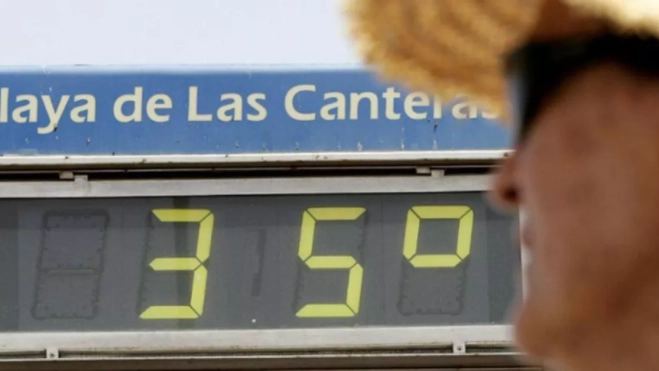 Imagen de un termómetro de Las Canteras / EFE Imagen de un termómetro de Las Canteras / EFE