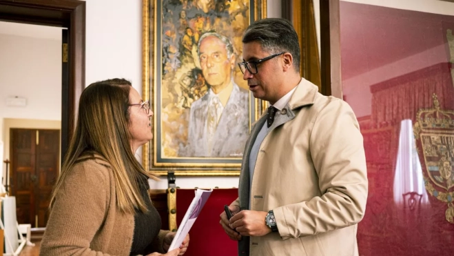Luis Yeray Gutiérrez, alcalde de La Laguna, con la concejal de Bienestar Social y Calidad de Vida, María Cruz./ CEDIDA