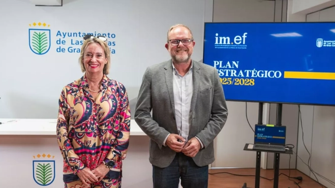 La gerente del Instituto Municipal para el Empleo y la Formación (IMEF), Ana Blázquez, junto al concejal de Empleo y Movilidad del Ayuntamiento, José Eduardo Ramírez. / AH