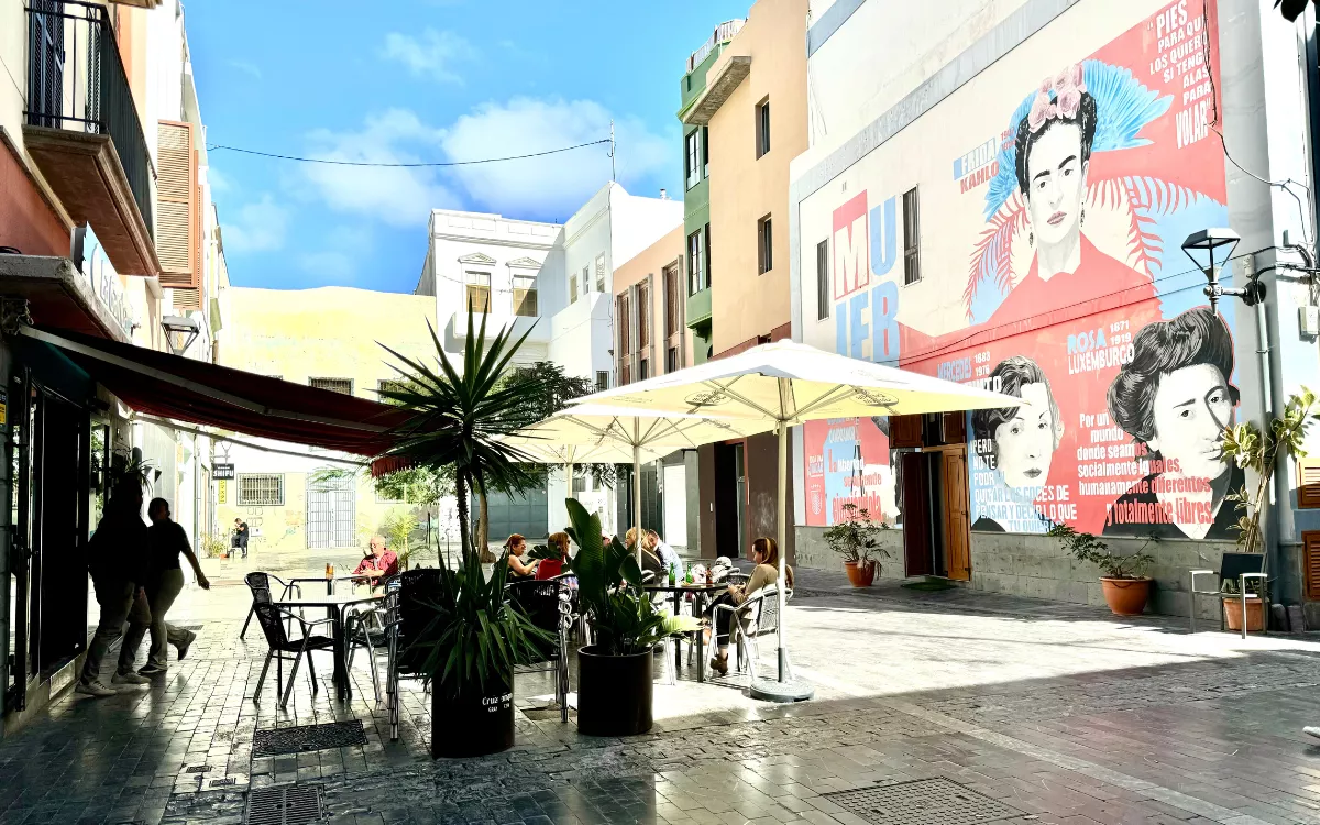 Batalla legal por más terrazas en Las Lagunetas: los hosteleros exigen ampliar mesas y horarios. / AH