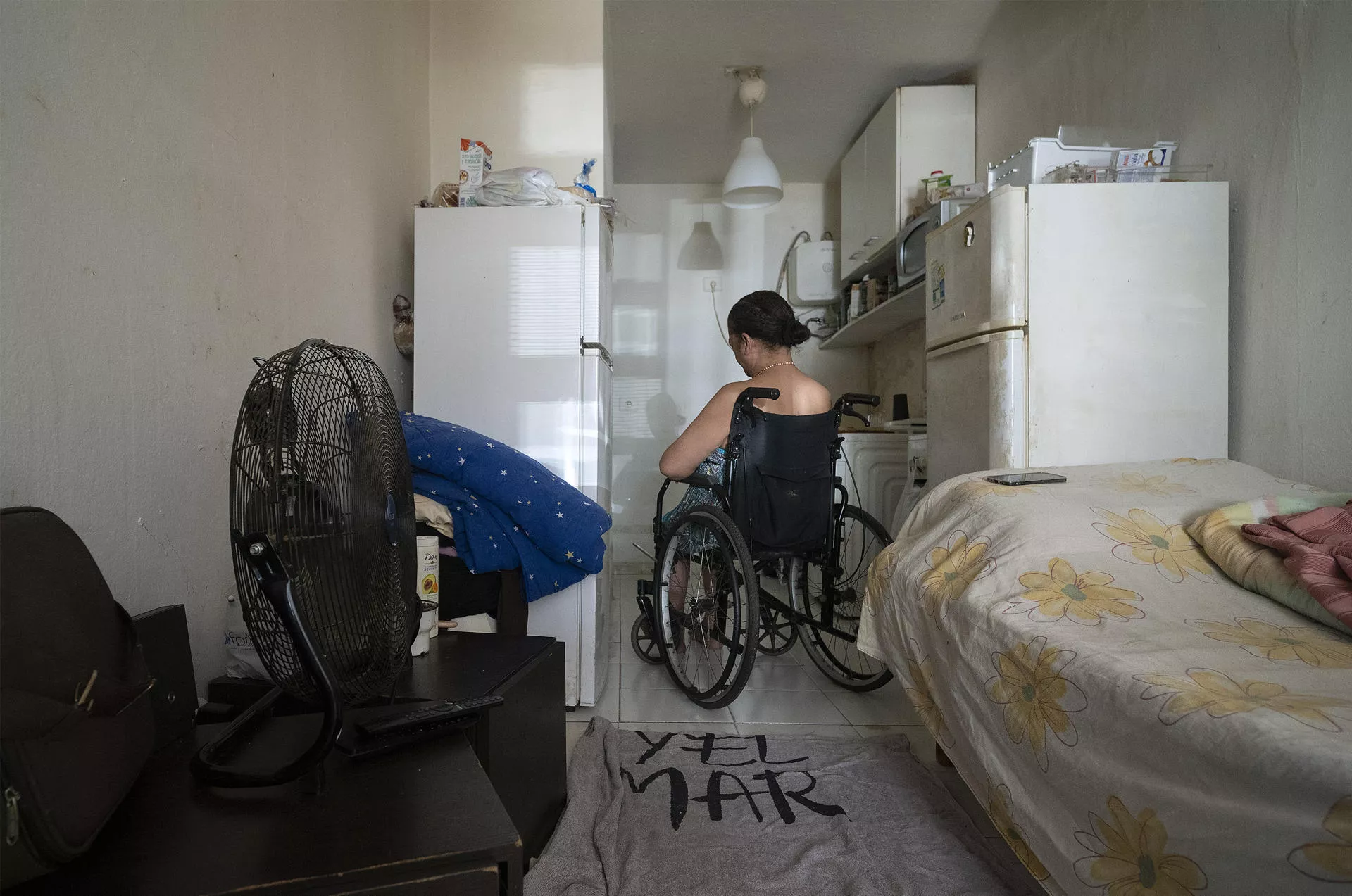 En la imagen, una de los inquilinas del inmueble pendiente de desahucio./ EFE/Adriel Perdomo