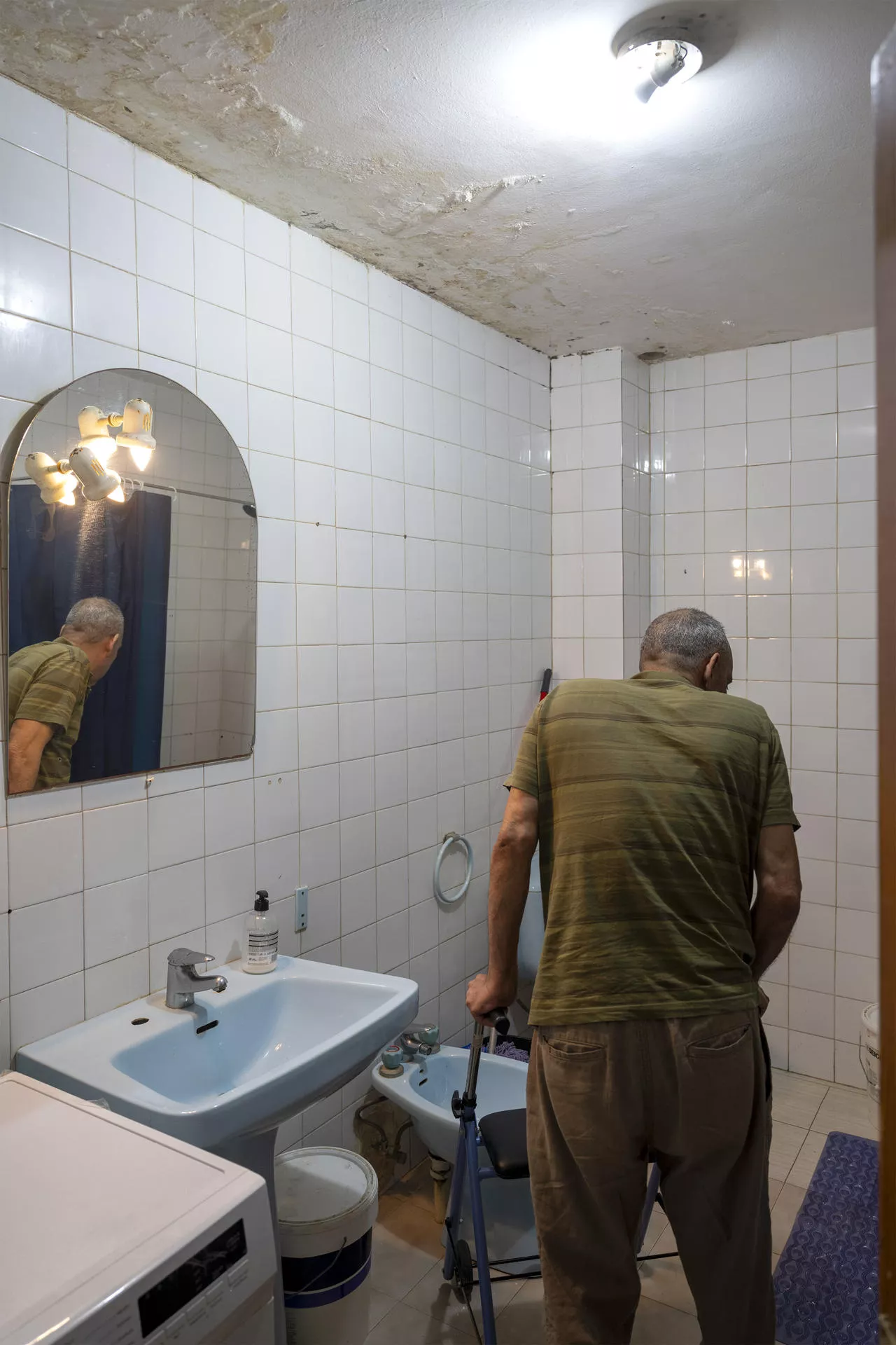 En la imagen, José Manuel, uno de los inquilinos del inmueble. EFE/Adriel Perdomo