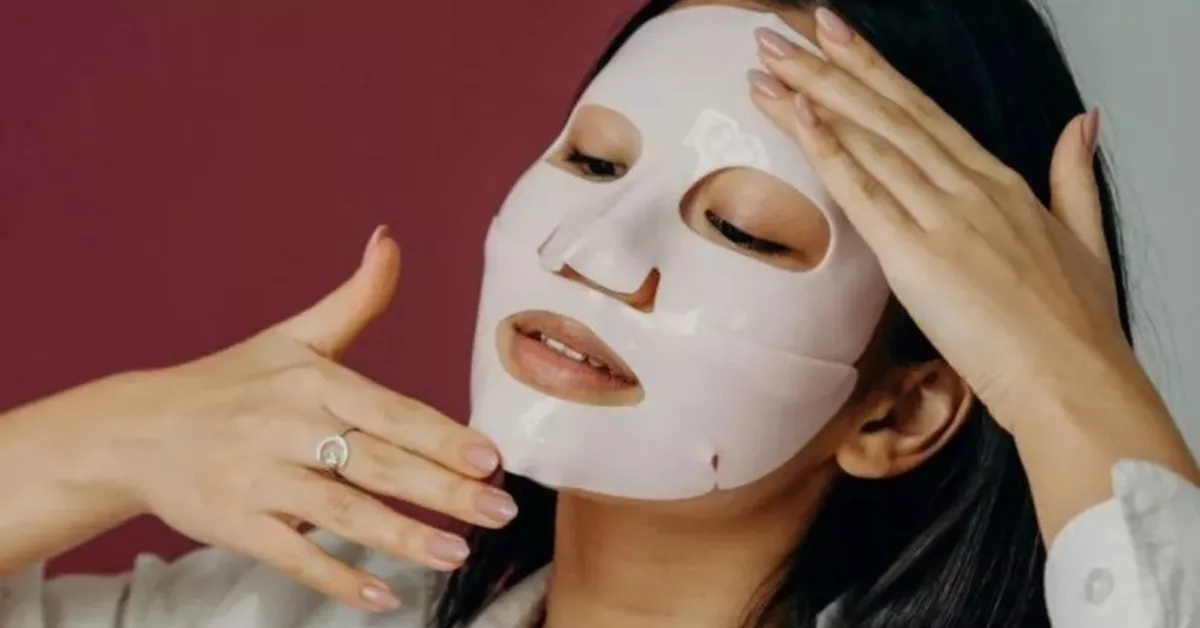 Imagen de una mujer realizando la rutina de belleza coreana / PEXELS