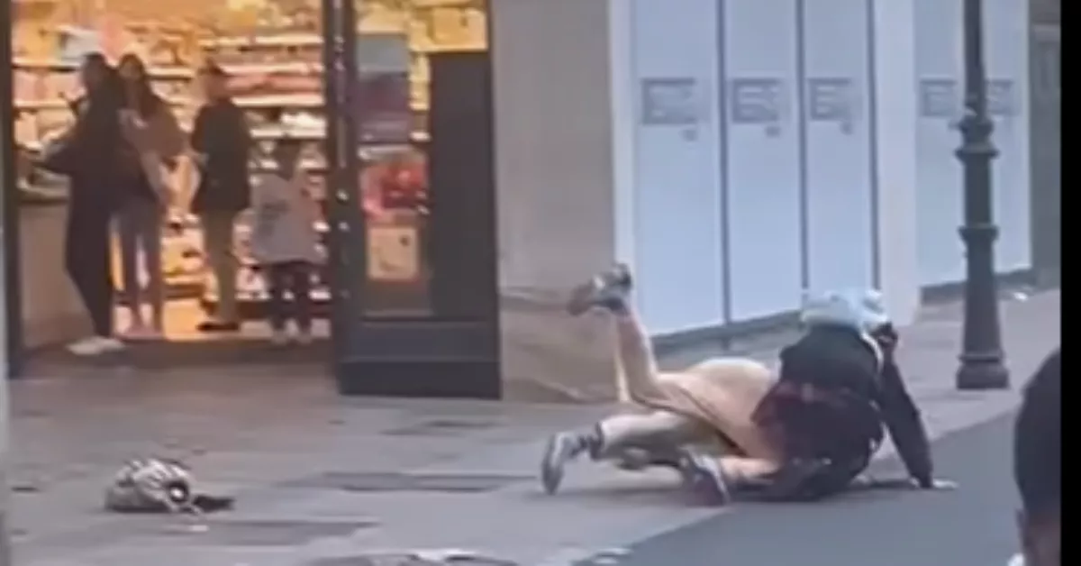 Fragmento de la pelea de unos músicos callejeros en Santa Cruz de La Palma./ REDES