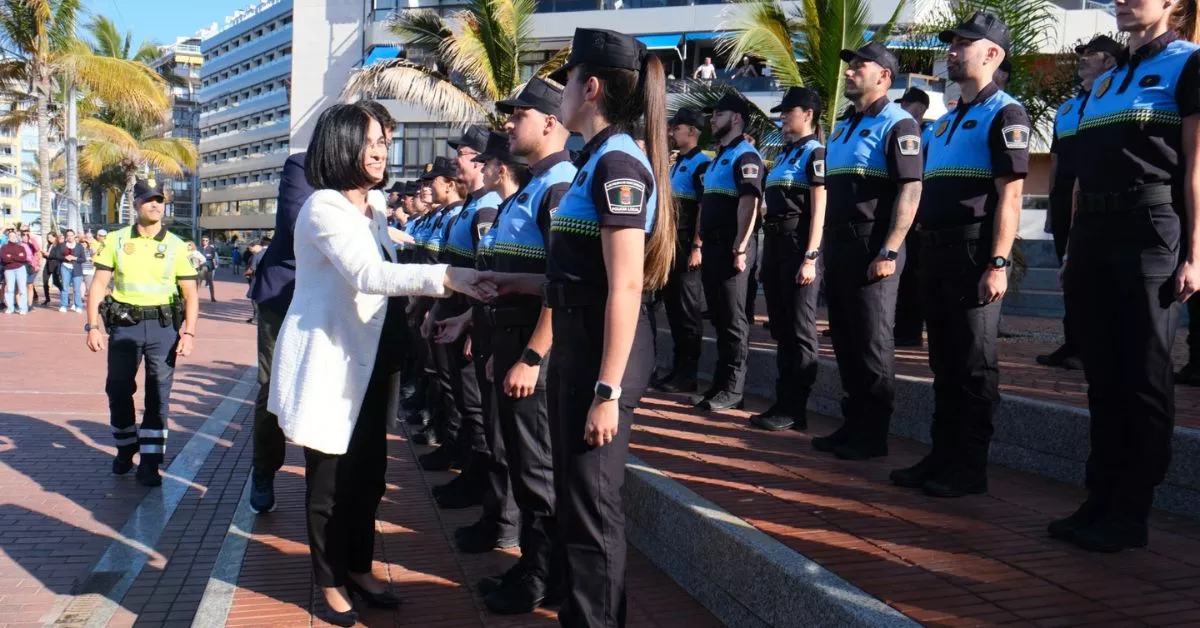 Carolina Darias saluda a los nuevos policías locales de LasPalmas de Gran Canaria, durante el acto de presentación celebrado en la plaza Saulo Torón. / AH