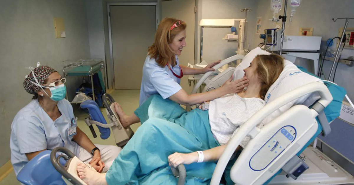 Una matrona atiende a una mujer en un hospital de Canarias / AH