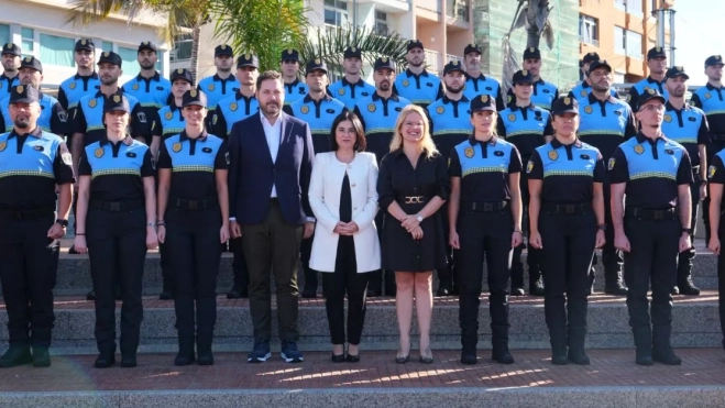 Carolina Darias y el concejal Josué Íñiguez, durante le acto de presentación de los agentes. / AH Carolina Darias y el concejal Josué Íñiguez, durante le acto de presentación de los agentes. / AH