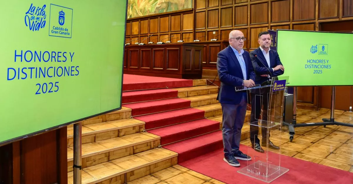 Antonio Morales y Teodoro Sosa, durante el anuncio de los honores y distinciones concedidos por el Cabildo de Gran Canaria. / AH
