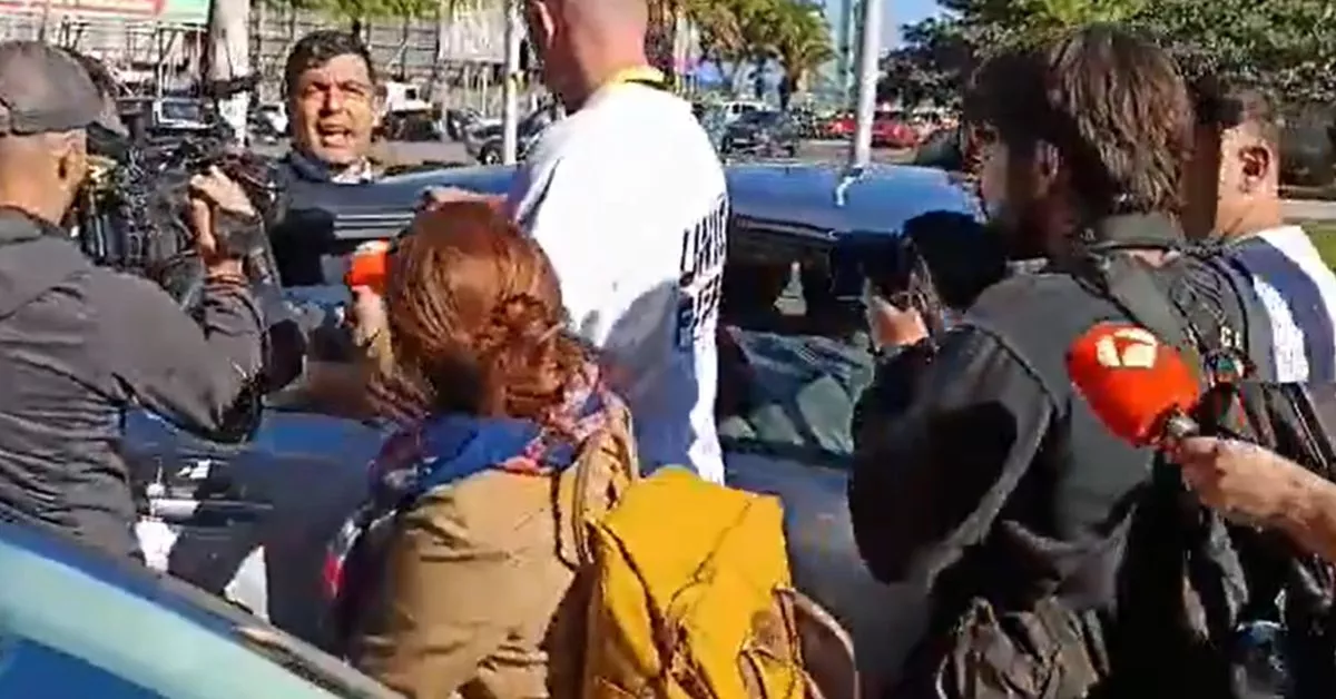 Rayco García, accionista del CD Tenerife, se sube al coche tras salir de los juzgados de Violencia de Género de Santa Cruz. / ALEJANDRO SKALE