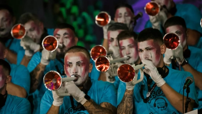 Trapaseros durante la segunda fase del concurso de murgas. / CARNAVAL DE SANTA CRUZ DE TENERIFE