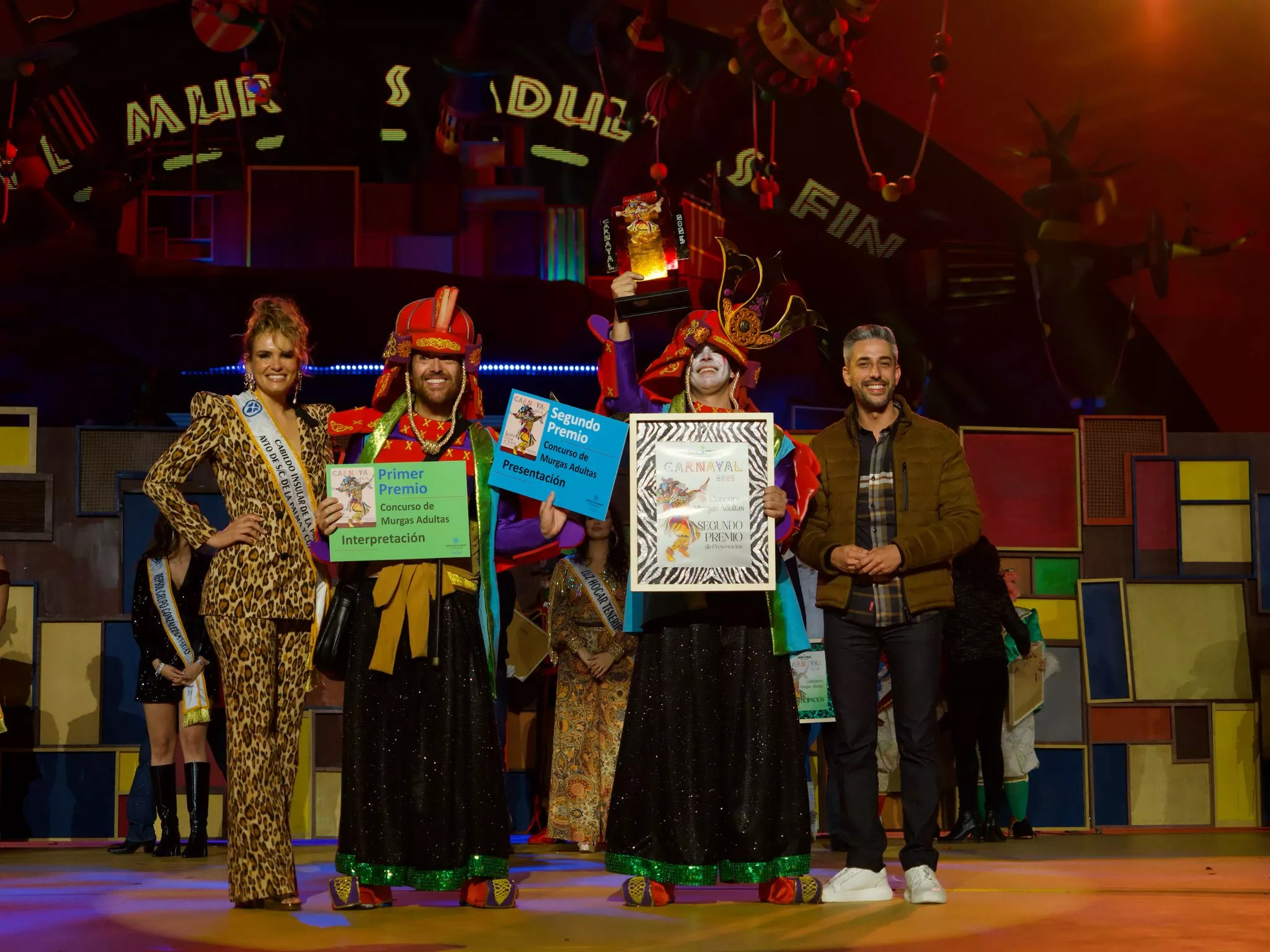 Trapaseros posando junto a los premios de interpretación y presentación. / AYUNTAMIENTO DE SANTA CRUZ DE TENERIFE